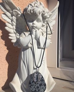 Collier avec pendentif pierre d’obsidienne flocon de neige et ailes d’Anges